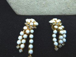 milk glass clips view